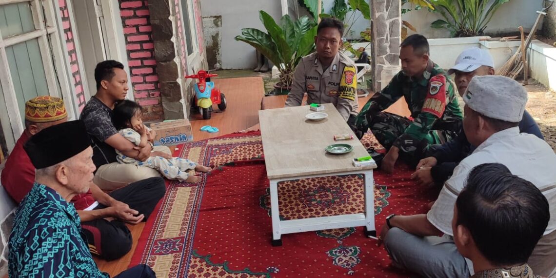 Bhabinkamtibmas Bersinergi dengan Babinsa Sambangi Warga Untuk Tingkatkan Harkamtibmas