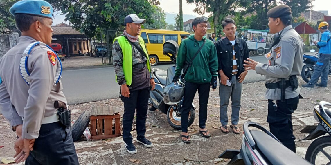 Anggota Polsek Lembursitu sambang dan dialogis juru parkir