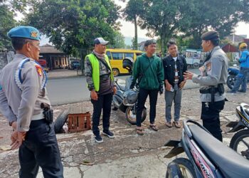 Anggota Polsek Lembursitu sambang dan dialogis juru parkir
