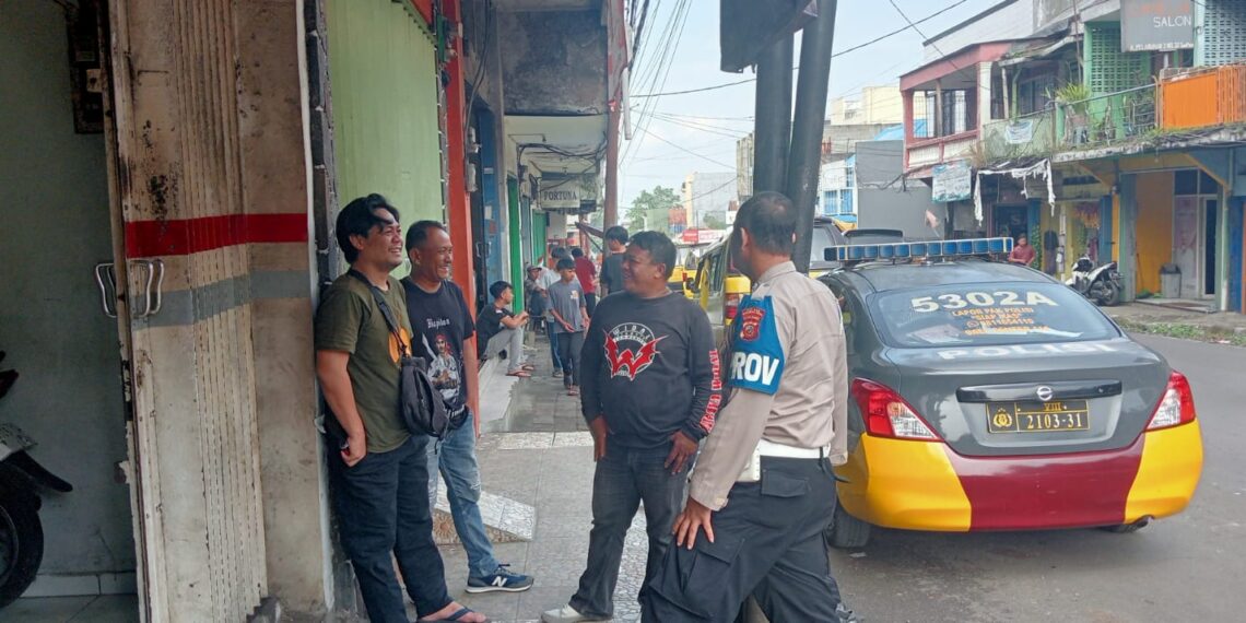 Guna menciptakan keamanan dan kondusif, Kapolsek Citamiang Patroli Dialogis dan Sambangi Warga.
