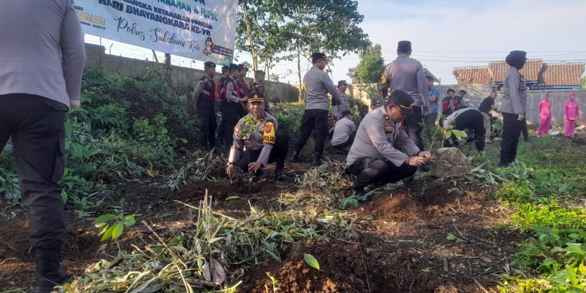 Ngariung bareng Kapolsek. Kapolsek Baros tingkatkan kepedulian ketahanan pangan dengan penanaman sejuta pohon, pemberian bibit pohon dan pupuk dalam menyambut HUT Bhayangkara Ke-78
