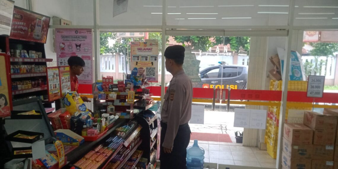 Guna menciptakan keamanan yang kondusif, unit Samapta Polsek Cibeureum Patroli Dialogis dan Sambangi Warga