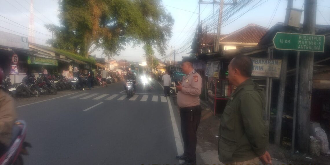Antisipasi kemacetan pagi, anggota polsek Gunungguruh laksanakan gatur lalin pagi di simpang tiga pangleseran