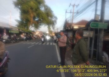 Antisipasi kemacetan pagi, anggota polsek Gunungguruh laksanakan gatur lalin pagi di simpang tiga pangleseran