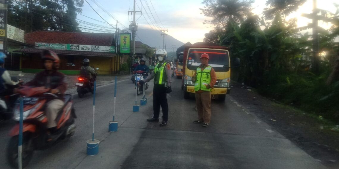 Unit Lantas Polsek Sukalarang Atur Lalu Lintas di Lokasi Perbaikan Jalan Masional Coran