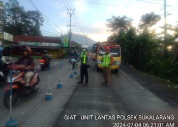 Unit Lantas Polsek Sukalarang Atur Lalu Lintas di Lokasi Perbaikan Jalan Masional Coran