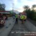 Unit Lantas Polsek Sukalarang Atur Lalu Lintas di Lokasi Perbaikan Jalan Masional Coran
