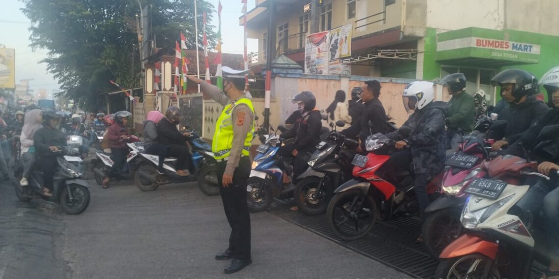 Antisipasi Kemacetan Pagi, Unit Lantas Polsek Sukalarang Melaksanakan Gatur Lalin  Dan Penyebrangan Saat Jam Masuk Karyawan