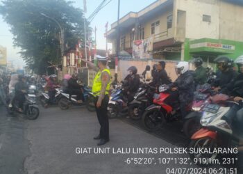 Antisipasi Kemacetan Pagi, Unit Lantas Polsek Sukalarang Melaksanakan Gatur Lalin Dan Penyebrangan Saat Jam Masuk Karyawan