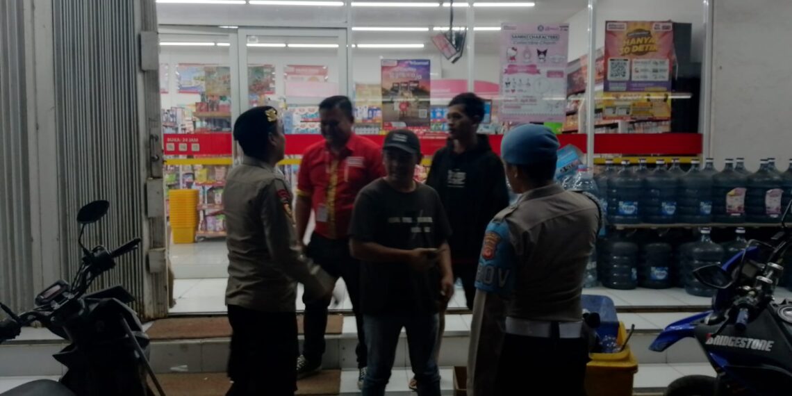 Polsek Sukalarang Patroli Toko Minimarket dan Dialogis dengan Masyarakat