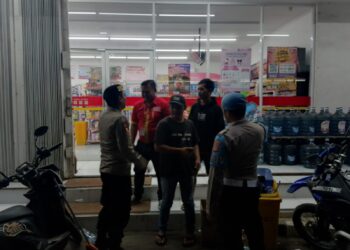 Polsek Sukalarang Patroli Toko Minimarket dan Dialogis dengan Masyarakat
