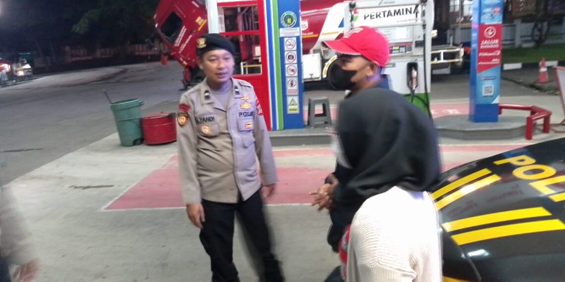 Polisi Polsek Sukalarang Giat Patroli Dialogis Antisipasi Gangguan Kamtibmas Sambangi SPBU