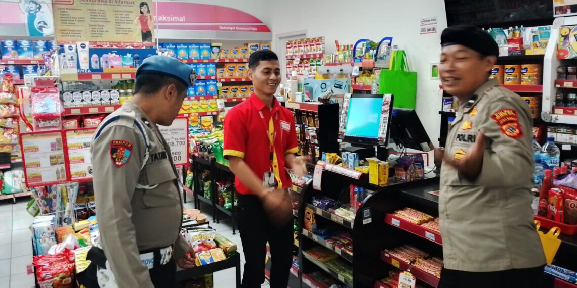 Personil Polsek Sukalarang Patroli Malam Sambangi Toko Minimarket dan Dialogis dengan Karyawan