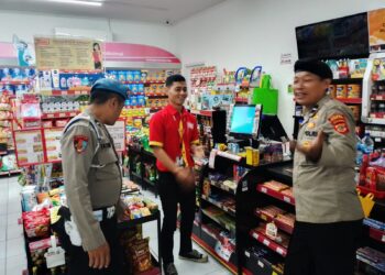 Personil Polsek Sukalarang Patroli Malam Sambangi Toko Minimarket dan Dialogis dengan Karyawan