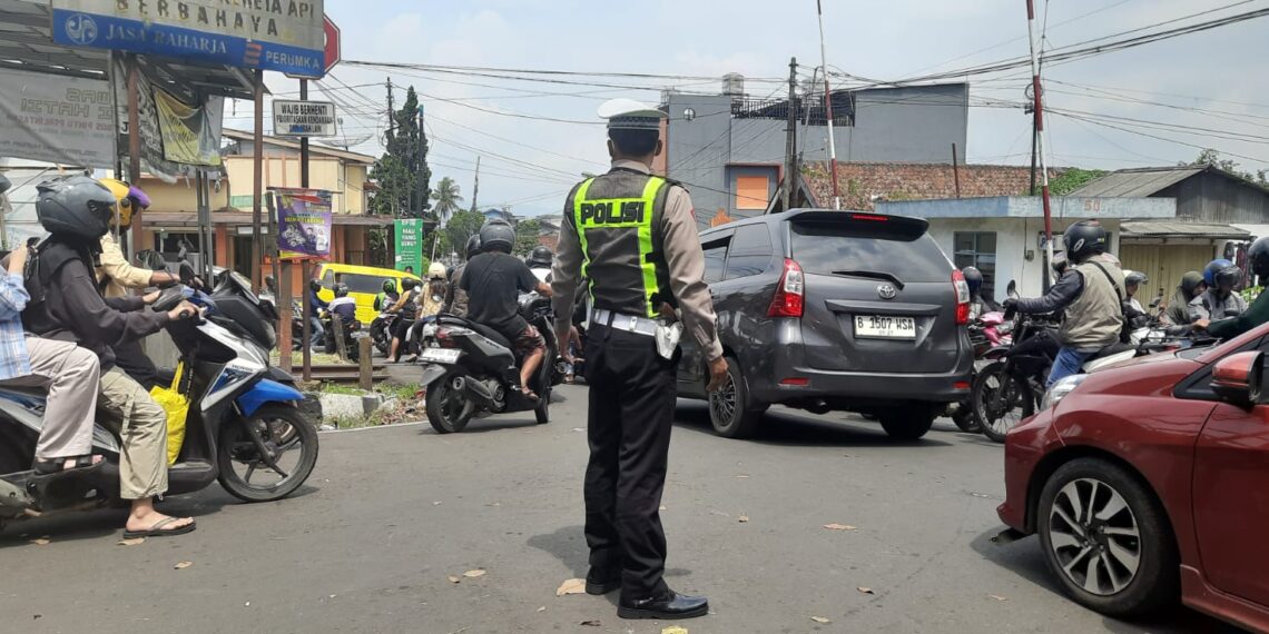 Gatur Lalu Lintas Polsek Warudoyong Paska melintas Kereta Api Pangrango