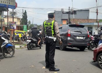 Gatur Lalu Lintas Polsek Warudoyong Paska melintas Kereta Api Pangrango