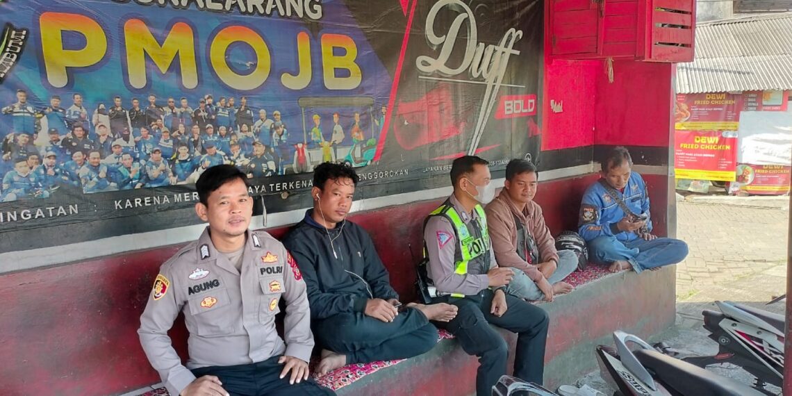 Patroli Dialogis Di Siang Hari Berikan Imbauan Kamtibmas Kepada Masyarakat Di Wilkum Polsek Sukalarang