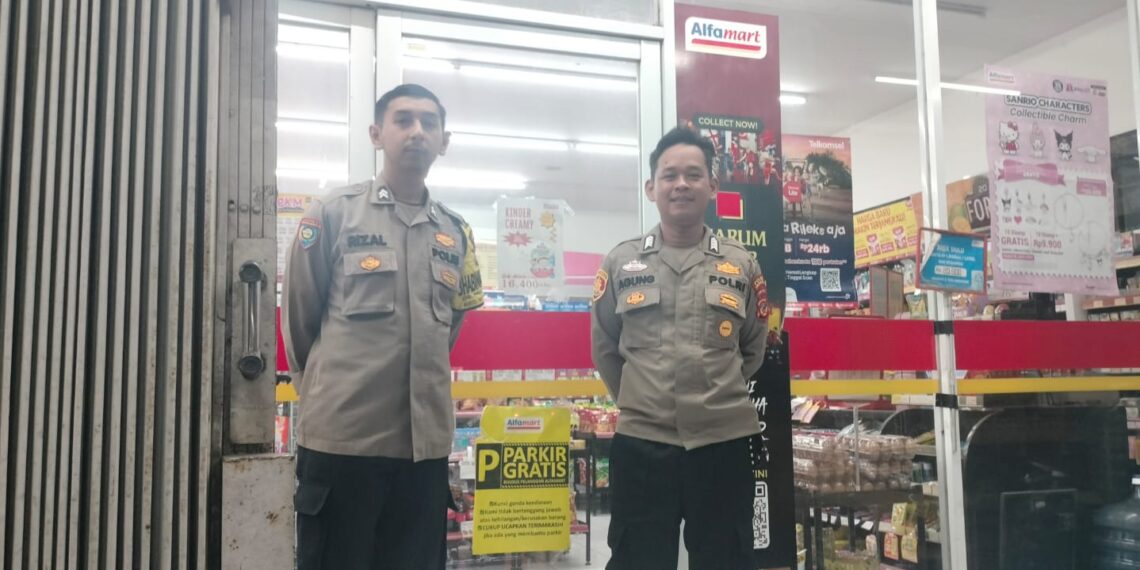 Polsek Sukalarang Patroli Toko Minimarket dan Dialogis dengan  Masyarakat