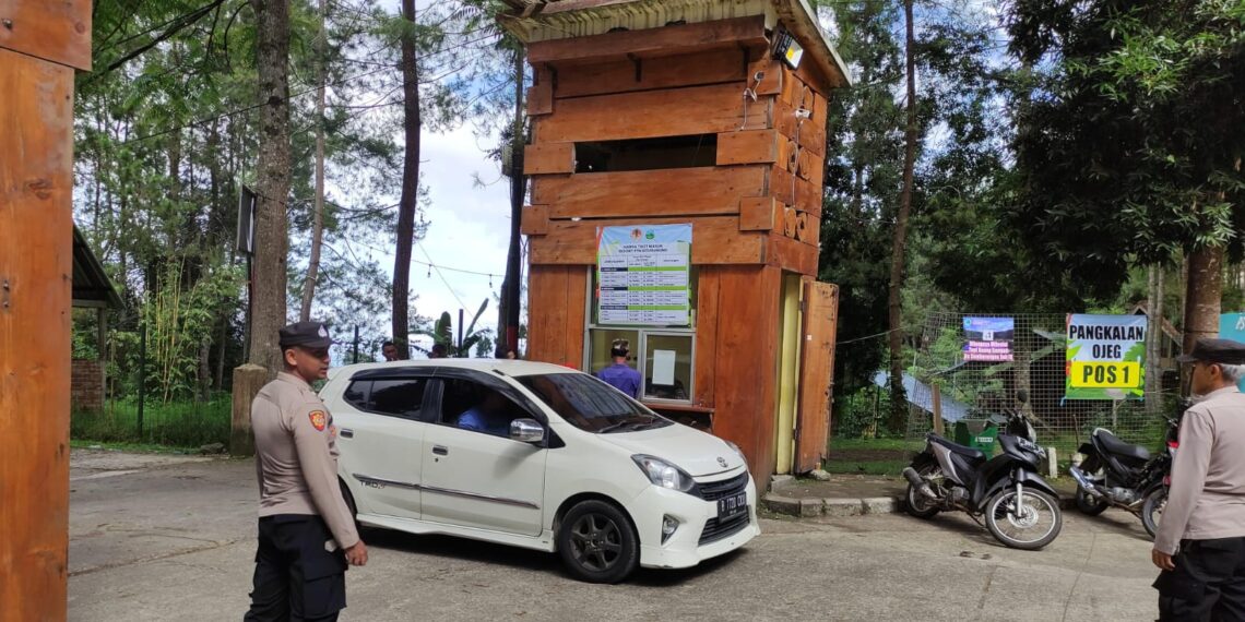Personil Polsek kadudampit Melaksanakan giat Patroli tempat wisata situgunung.