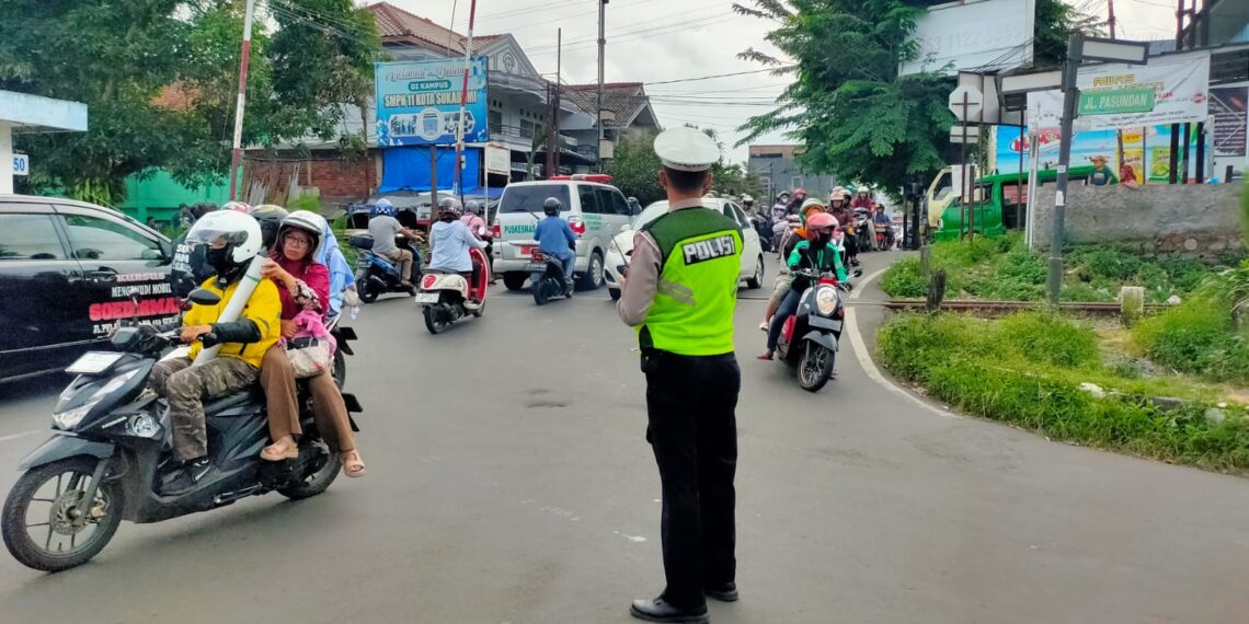 Gatur Lalu Lintas Polsek Warudoyong Paska melintas Kereta Api Pangrango