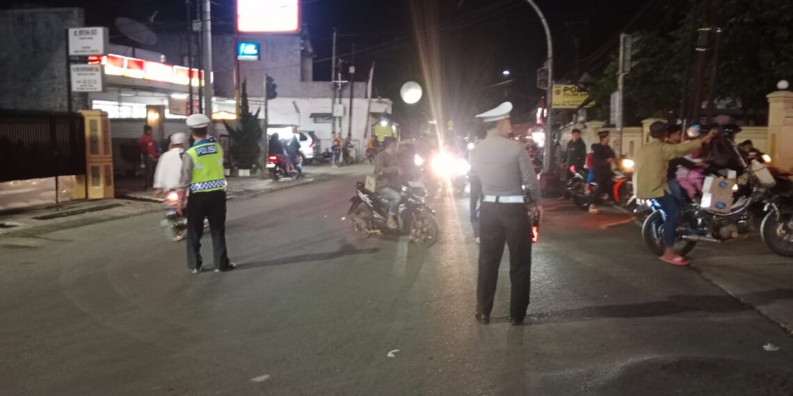 Tahun baru islam 1 Muharram 1446 H disambut Antusias. Personil Polsek baros sebar amankan jalur pawai obor