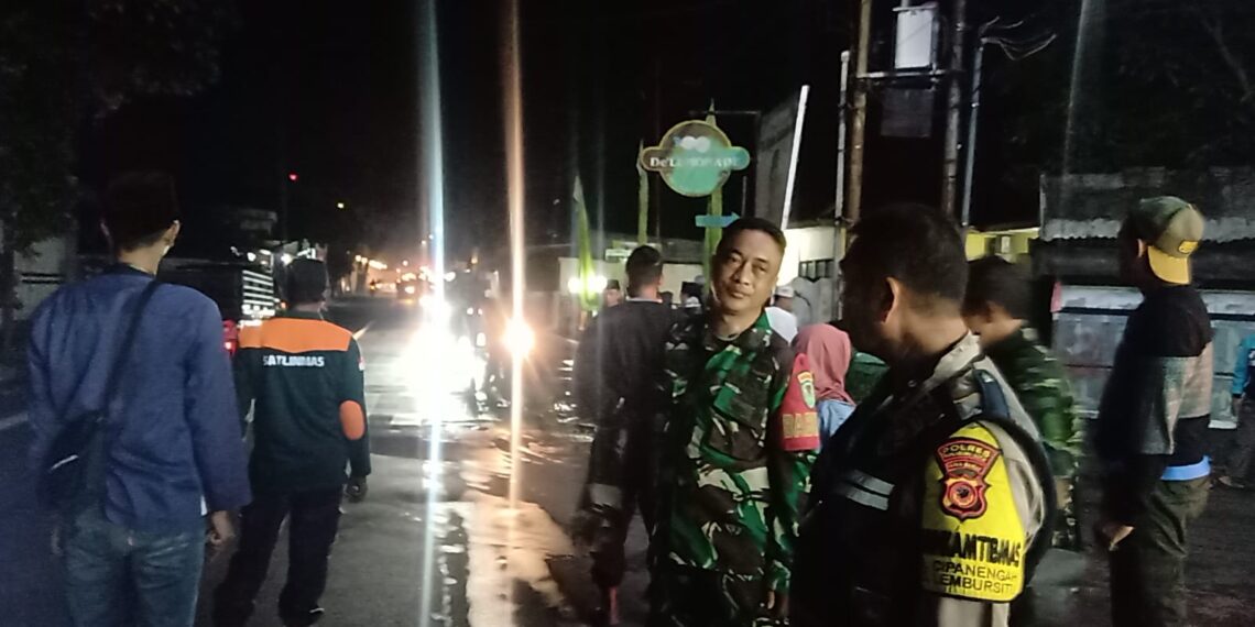 Polsek Lembursitu Polres Sukabumi Kota  melaksanakan pengamanan pawai obor dalam rangka menyambut Tahun Baru Islam 1 Muharram 1446 H.
