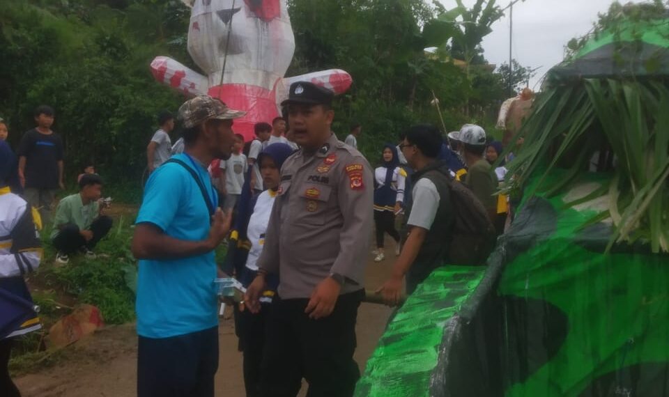 Bhabinkamtibmas polsek kadudampit laksanakan Pengamanan Giat pawai karnaval kreasi anak dalam rangka samenan Kenaikan Kelas