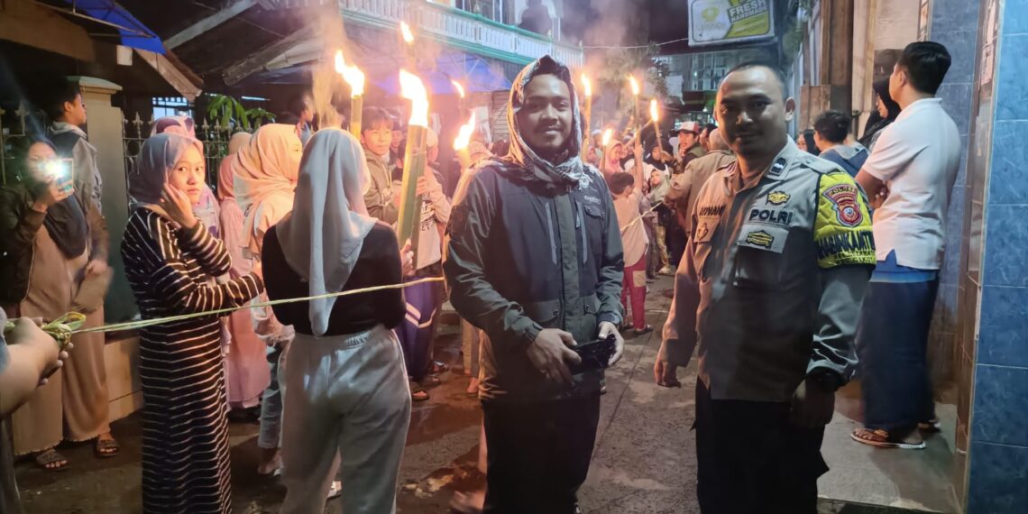 Bhabinkamtibmas Polsek Cikole Laksanakan Pengamanan Pawai Obor 1 Muharram 1446 H