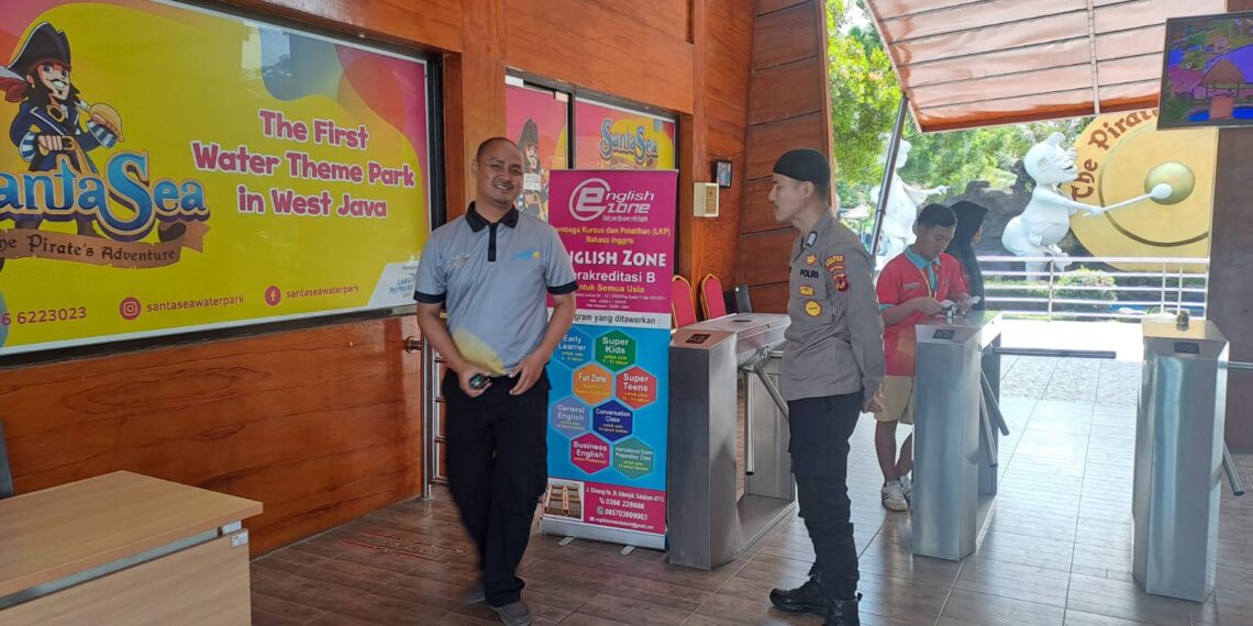 Guna menciptakan keamanan dan kondusif, Polsek Citamiang Patroli Dialogis Santa Sea Waterpark Sukabumi.