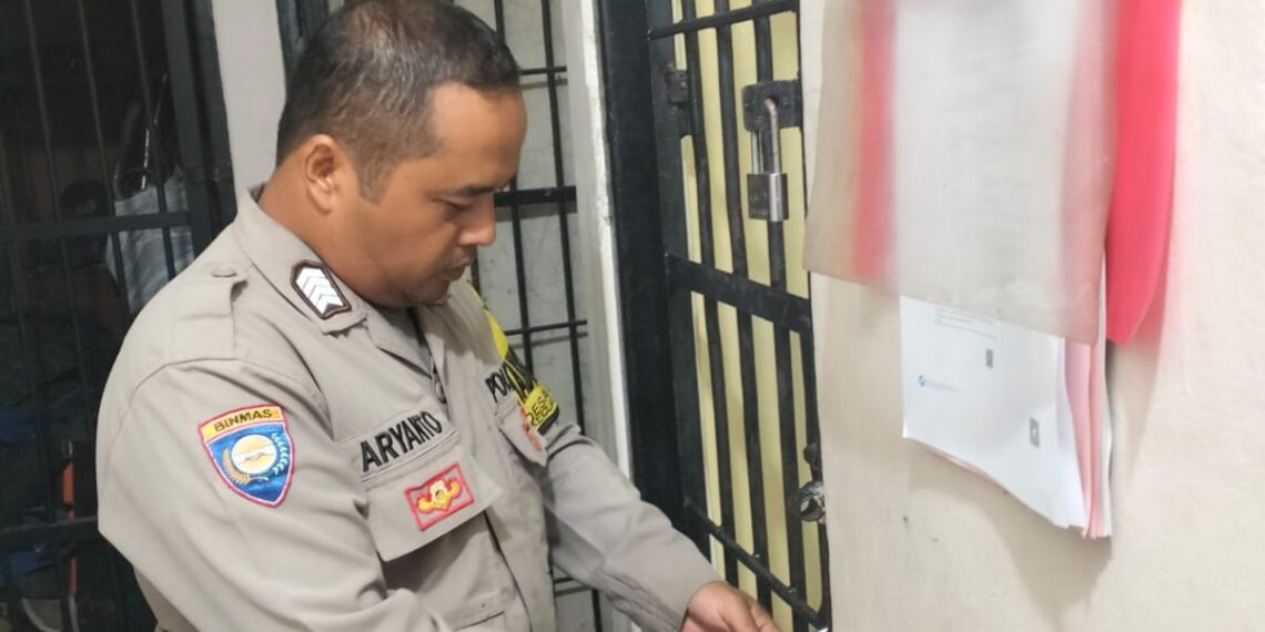 Pastikan Aman Terkendali, Personil Piket Polsek Sukalarang Cek dan Kontrol Tahanan