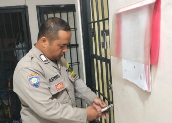 Pastikan Aman Terkendali, Personil Piket Polsek Sukalarang Cek dan Kontrol Tahanan