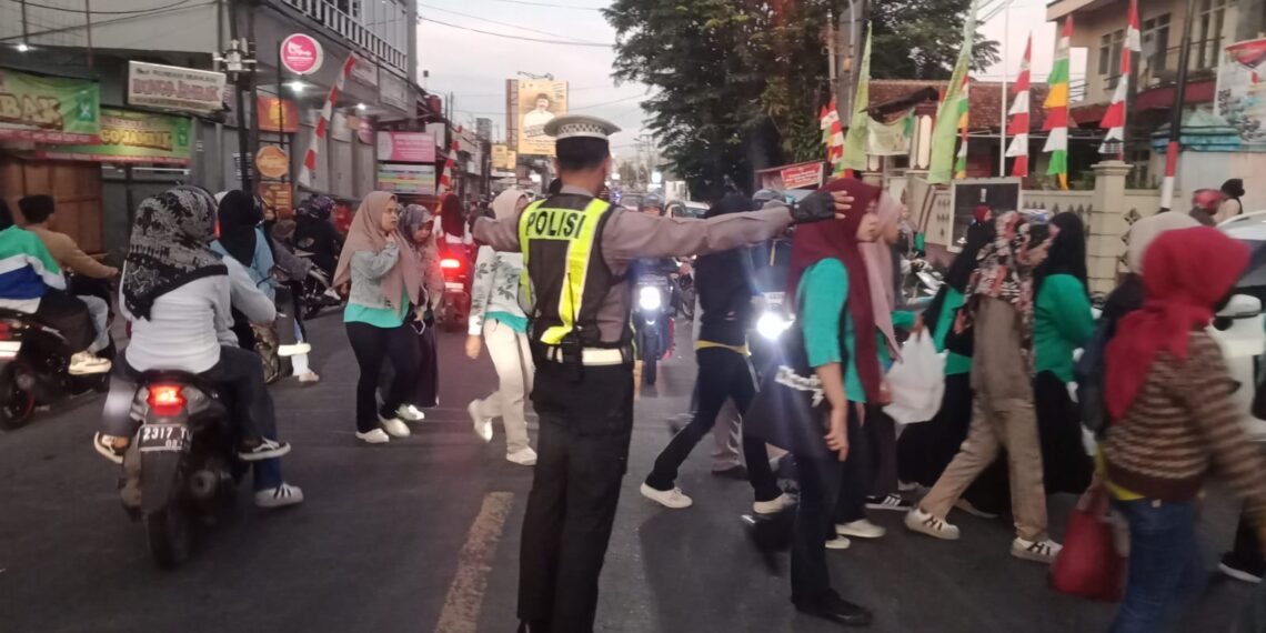 Antisipasi Kemacetan Pagi, Unit Lantas Polsek Sukalarang Melaksanakan Gatur Lalin Saat Jam Masuk Karyawan
