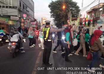 Antisipasi Kemacetan Pagi, Unit Lantas Polsek Sukalarang Melaksanakan Gatur Lalin Saat Jam Masuk Karyawan