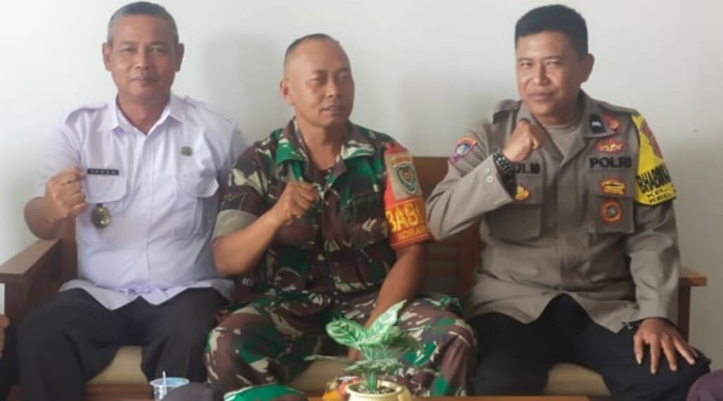 Jalin kemitraan Kamtibmas, Bhabinkamtibmas Baros sambangi staf Kelurahan Baros