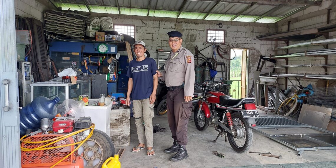 Patroli Polsek Kebonpedes Sambangi Warga Sampaikan Himbauan Kamtibmas