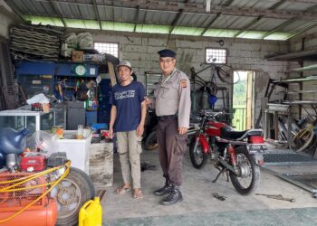 Patroli Polsek Kebonpedes Sambangi Warga Sampaikan Himbauan Kamtibmas