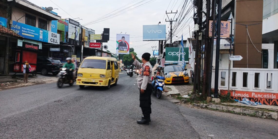 Pelayanan Prima  Rutin Gatur Pagi Polsek Lembursitu