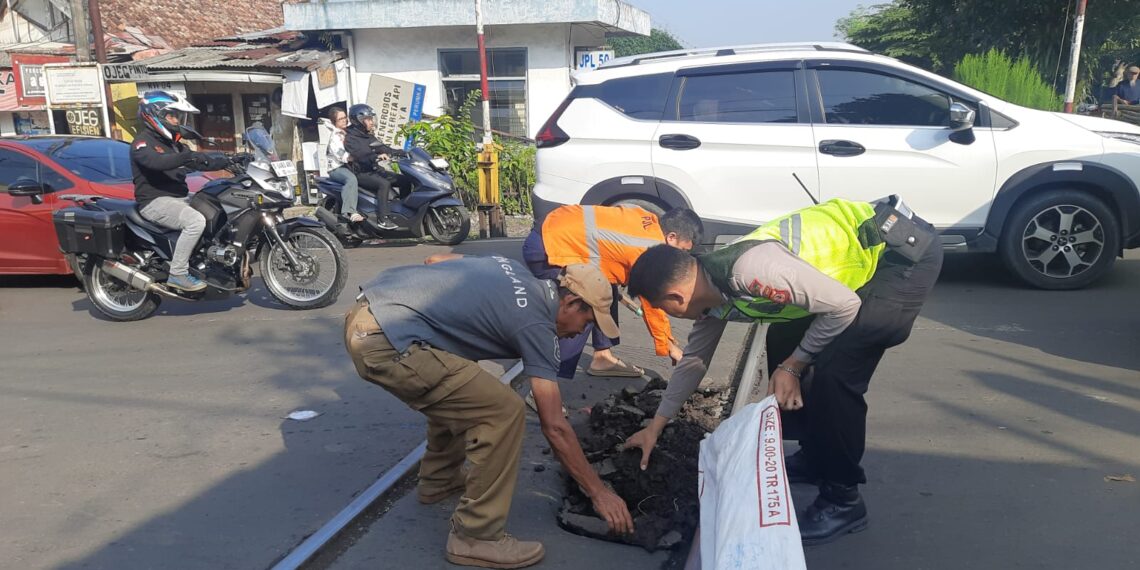 Satlantas Polsek Warudoyong Tambal Jalan Berlubang