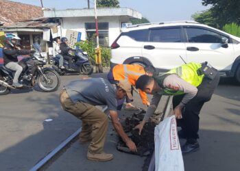 Satlantas Polsek Warudoyong Tambal Jalan Berlubang