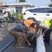 Satlantas Polsek Warudoyong Tambal Jalan Berlubang