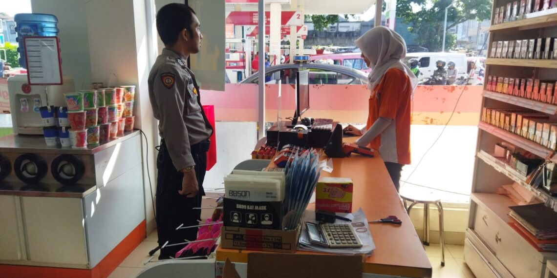 Guna menciptakan keamanan dan kondusif, Kapolsek Citamiang Patroli Dialogis dan Sambangi Warga.