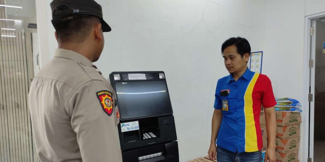 Patroli mobile rutin Polsek Kadudampit untuk mengantisipasi gangguan kamtibmas di wilayah hukum polsek kadudampit