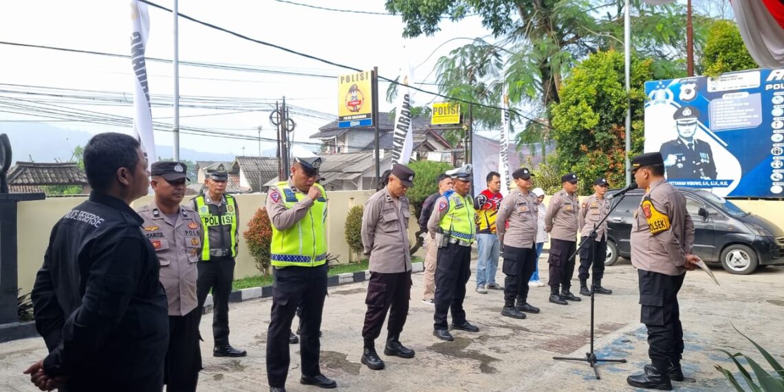 Kapolsek Sukalarang Sampaikan Arahan Kepada Anggota Saat Apel Pagi