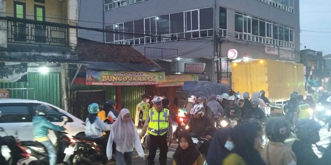 Antisipasi Kemacetan Pagi, Unit Lantas Polsek Sukalarang Melaksanakan Gatur Lalin Saat Jam Masuk Karyawan