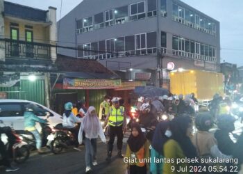 Antisipasi Kemacetan Pagi, Unit Lantas Polsek Sukalarang Melaksanakan Gatur Lalin Saat Jam Masuk Karyawan