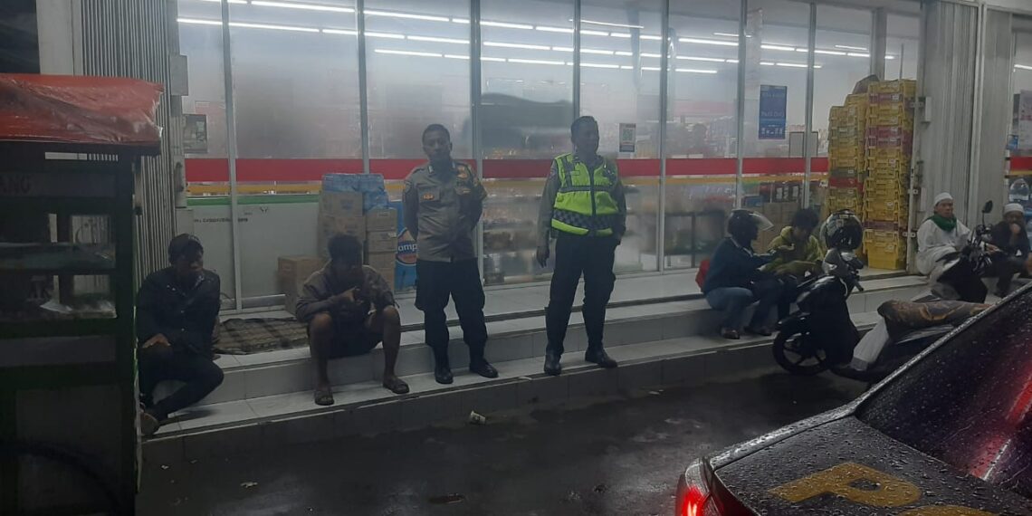 Polsek Sukalarang Patroli Malam Sambangi Toko Minimarket dan Dialogis dengan Masyarakat