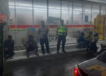 Polsek Sukalarang Patroli Malam Sambangi Toko Minimarket dan Dialogis dengan Masyarakat