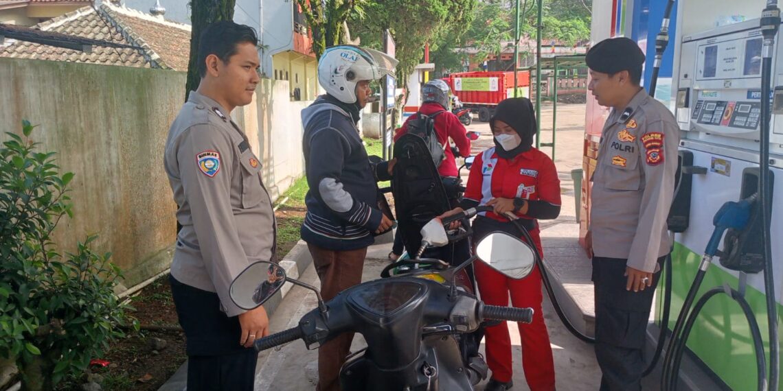 Patroli Dialogis Siang Personil Polsek Sukalarang Antisipasi Gangguan Kamtibmas Sambangi SPBU