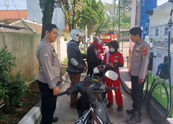 Patroli Dialogis Siang Personil Polsek Sukalarang Antisipasi Gangguan Kamtibmas Sambangi SPBU