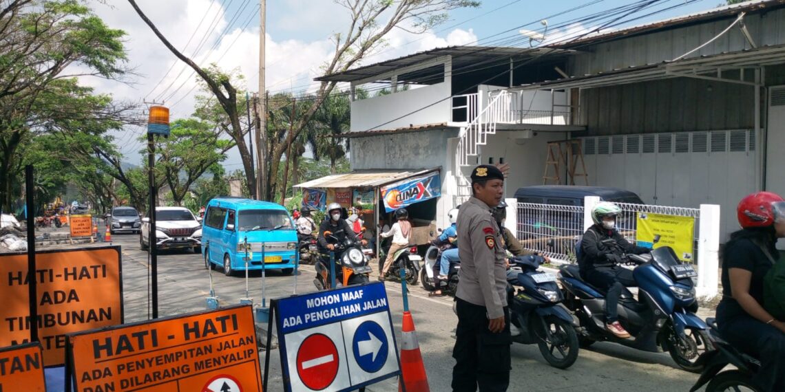 Personil Polsek Sukalarang Atur Lalu Lintas di Lokasi Perbaikan Jalan Coran